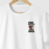 Close da estampa minimalista Cool People Love Dogs, pequena no peito esquerdo de uma camiseta branca